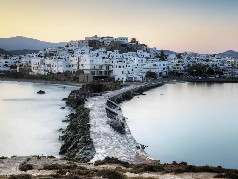 Mit der Fähre erreichen wir die erste Kykladeninsel auf unserer Gruppenreise: Bergdörfer, Strände, Buchten – Naxos hat viel zu bieten!