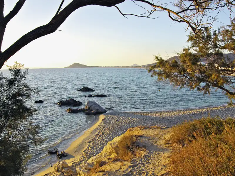 Bei unserer Rundfahrt auf Naxos haben wir immer wieder freie Blicke auf die Küste mit ihren weitläufigen Sandstränden und das Meer.