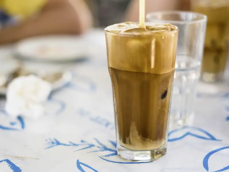 Auf den Kykladen, wie auch im übrigen Griechenland, wird Kaffee gerne in kalten Varianten getrunken, z. B. als Café frappé. Eine herrliche Erfrischung!