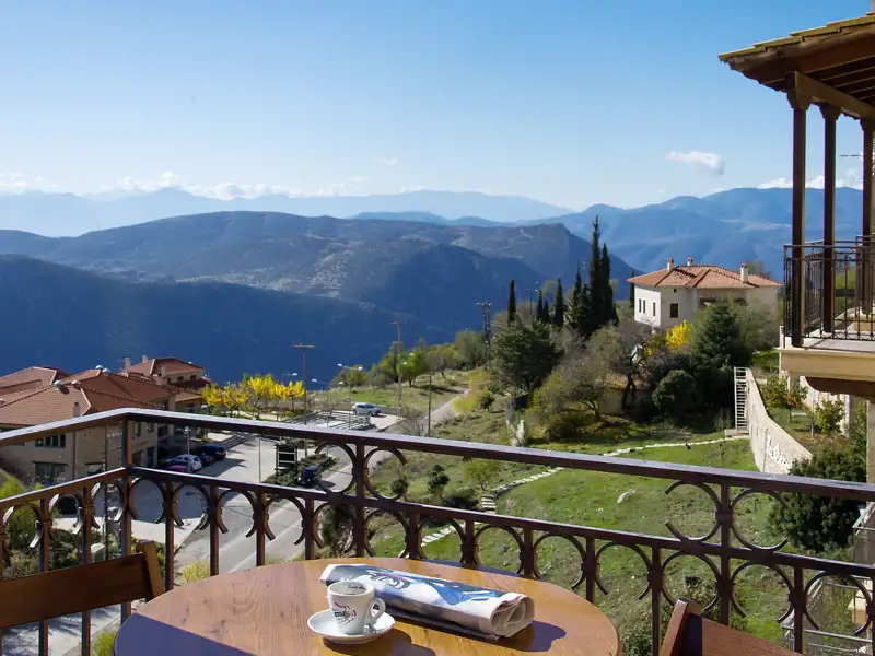 Auf unserer Rundreise durch Griechenland in kleiner Gruppe empfängt uns in Arachova das urig-gemütliche Berghotel Alpen House mit sensationellen Ausblicken auf das Parnassgebirge.