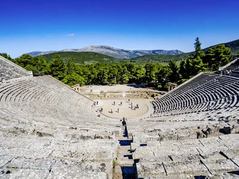 Auf unserer Rundreise durch Griechenland erleben wir Geschichte live, unter anderem im Theater von Epidauros - ob man im letzten Rang noch hört, was unten auf der Bühne einer sagt?
