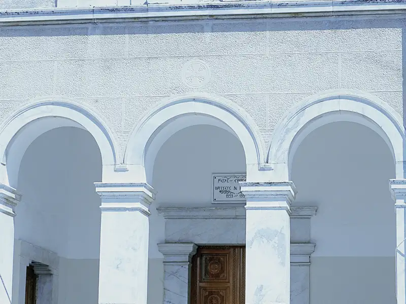 Auf unserer Rundreise durch Griechenland begleitet uns die Architektur aus vielen Jahrhunderten mit vielen Details: hier drei mit Marmor verkleidete Bögen einer Vorhalle.