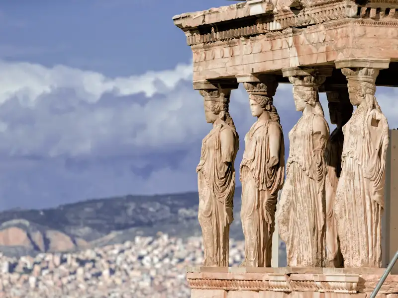 Natürlich darf auf einer Rundreise nach Griechenland der Besuch der Akropolis in Athen nicht fehlen. Von hoch oben genießen wir den Blick über das weiße Häusermeer.