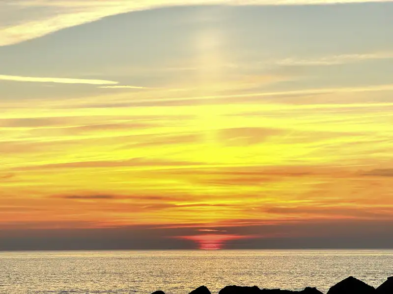 Auf unserer Rundreise durch Griechenland können wir auch den ein oder anderen Sonnenuntergang über dem Meer erleben. Mit viel Glück ist er so farbintensiv wie auf diesem Foto.