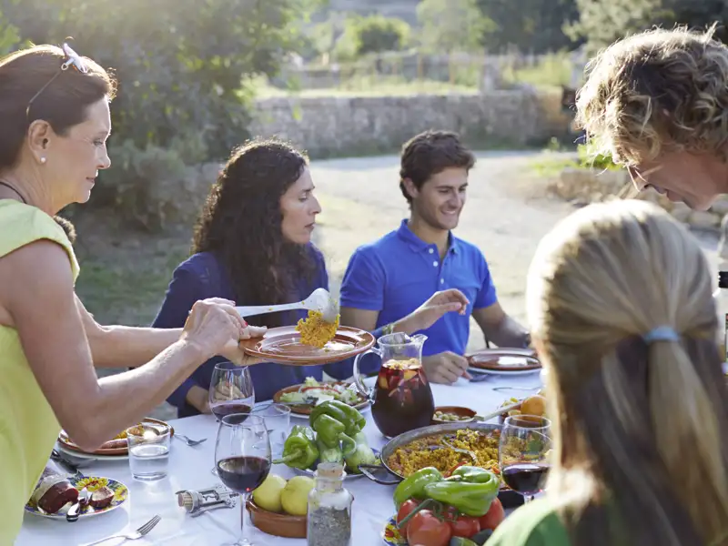 Geselligkeit gehört zum Mittagessen in Griechenland. In Delphi sind wir auf unserer Gruppenreise bei einem Töpfer eingeladen.