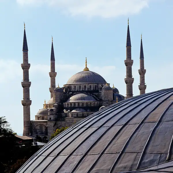 Zu den Höhepunkten unserer smart&small-Reise gehört die Altstadt von Istanbul, geprägt von Kuppeln und Minaretten - wie hier die der Blauen Moschee.