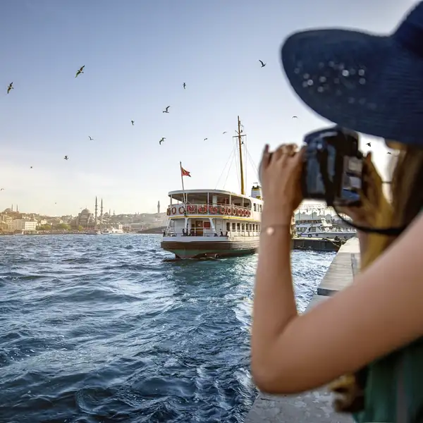 Der Bosporus ist die Lebensader von Istanbul. Bei unserer Studienreise in kleiner Gruppe erleben wir die Skyline der Stadt von unserem Boot auf dem Bosporus aus. Unterwegs ziehen Holzvillen und Frachtschiffe an uns vorbei, über uns spannen sich die gigantischen Bosporusbrücken.