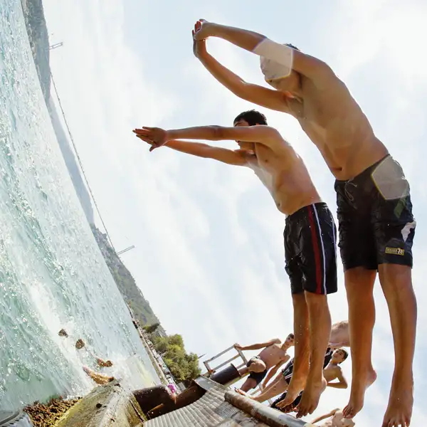 In Istanbul dreht sich alles um den Bosporus: Auf unserer Studiosusreise in kleiner Gruppe verzichten wir zwar besser auf ein Bad in der Meerenge, aber den Blick auf die alten osmanischen Holzvillen, die Moscheen und die gigantischen Brücken lassen wir uns nicht entgehen.