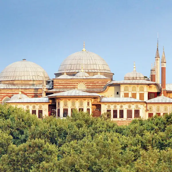 Ein Höhepunkt unserer Reise in kleiner Gruppe nach Istanbul ist der Besuch des Topkapi-Palastes: Die Residenz der Sultane ist eine Stadt in der Stadt  und erhebt sich an der Serailspitze zwischen Bosporus und Goldenem Horn - weithin sichtbar.