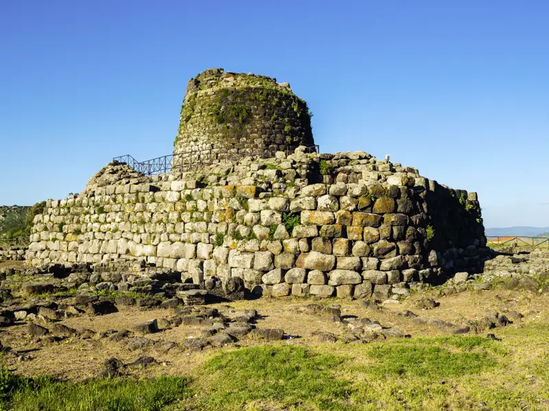 Ein außergewöhnliches Monument ist die "Königin der Nuraghen" in Santu Antine - bautechnisch so wenig nachvollziehbar wie die Pyramiden. Dieses Highlight lassen wir uns auf unserer Rundreise nach Sardinien nicht entgehen.