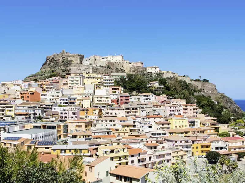 Die Küstenstraße führt uns nach Castelsardo. Höchst fotogen ist die Festungsstadt und berühmt für ihre Korbflechterei, seit jeher sitzen Frauen in den Gassen und flechten. Wir erkunden den Ort und werfen einen Blick in den "Bauch des Elefanten". Ihr Reiseleiter lüftet das Geheimnis des markanten Felsens.
