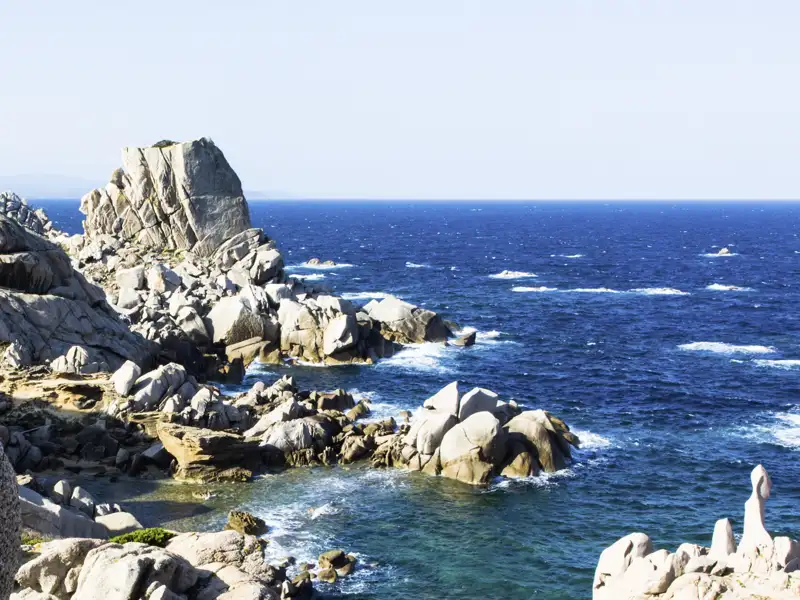 Wollen Sie bei unserer smart & small-Reise  eine leichte Wanderung am Capo Testa unternehmen? Zwischen den riesigen windgeschliffenen Granitfelsen wandern Sie zum alten Hippieparadies Valle della Luna.