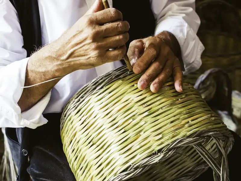 Erleben Sie bei unserer smart & small-Reise auch eine Demonstration des traditionellen Flecht-Handwerks.
