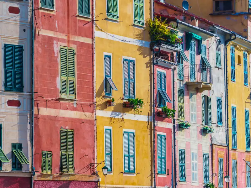 Farbenfroh bemalt – am liebsten in Gelb- und Rottönen – sind in Ligurien die Hausfassaden, wie hier in Portofino, das wir auf unserer smart&small-Reise besuchen. Genau hingeschaut: Nicht jedes Fenster kann geöffnet werden, nicht jeder Sims ist echt!