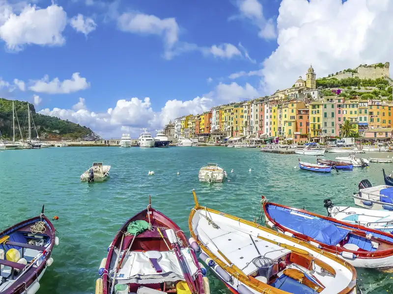 Malerisch präsentiert sich auf unserer smart&small-Reise das kleine Städtchen Portovenere an der Riviera del Levante nahe der Cinqueterre. Wir besuchen die gotische Kirche San Pietro, die sich über den Klippen erhebt.