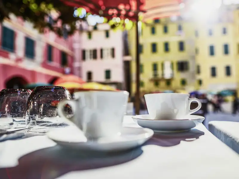 Machen Sie es wie die Italiener und genießen Sie einen Espresso oder Cappuccino auf der Piazza, während Sie das Geschehen um sich herum beobachten. Dafür bleibt immer wieder Zeit auf unserer smart&small-Reise in kleiner Gruppe in die Cinqueterre.