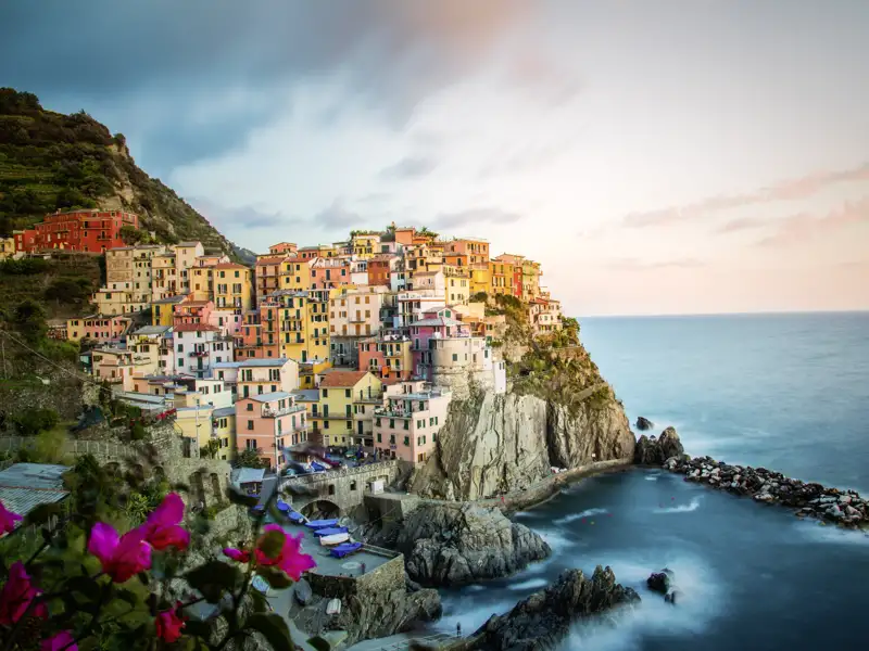 Die ligurische Küste, die wir auf unserer smart&small-Reise besuchen, ist reich an Höhepunkten – darunter vor allem die "fünf Gebiete", die Cinqueterre: fünf in die Felsen gebaute Dörfer.