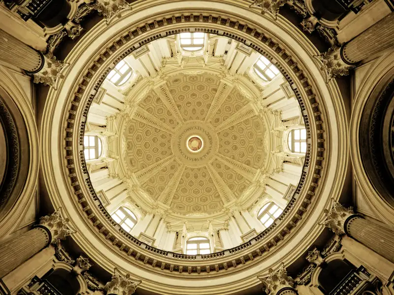 Detailansicht der Kuppelarchitektur in der Basilica di Superga bei Turin
