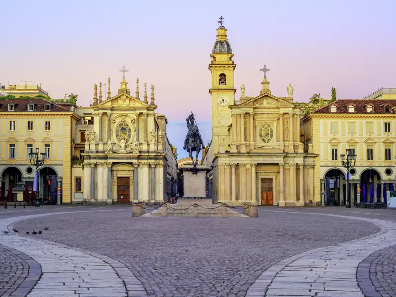 Piazza San Carlo in Turin mit Blick auf die beiden Kirchen und das Reiterdenkmal