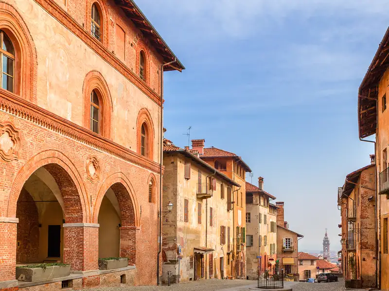 Historische Architektur einer Straße in Saluzzo