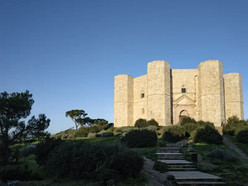 Auf dieser Studienreise lernen wir viele Höhepunkte Apuliens kennen. Einer davon ist das selbstbewusst auf einem Berg thronende und noch immer rätselhafte Castel del Monte.