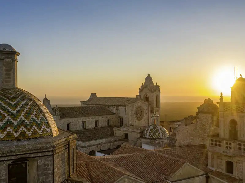 Historische Architektur von Ostuni in Apulien  im goldenen Licht des Sonnenaufgangs: Dies und viel mehr sehen Sie auf unserer achttägigen smart&small-Reise nach Apulien.