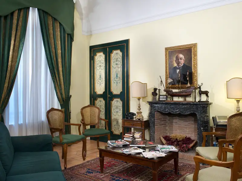 In Neapel wohnen Sie im Hotel Chiaja, das sich in der Beletage eines historischen Patrizierhauses befindet. Die Zimmer sind mit historischen Möbeln ausgestattet.