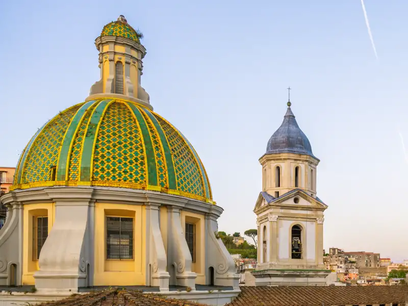 Malerische Städte erwarten uns auf unserer Reise in kleiner Gruppe an den Golf von Neapel. Und häufig im Bild: der Vesuv!
