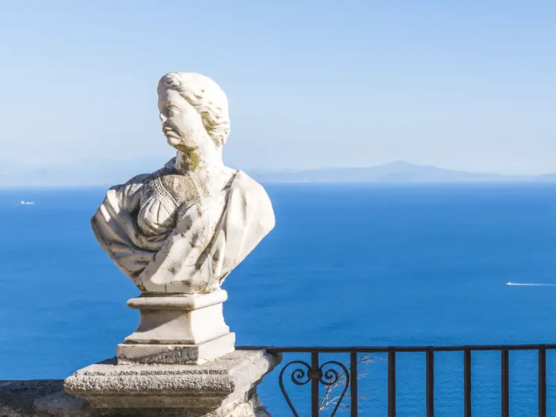Von der Terrasse der Villa Cimbrone hat man einen wunderschönen Blick auf  das blaue Meer und die Berge des Cilentos.