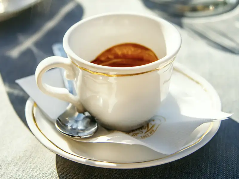 Auf unserer Reise ist immer wieder Zeit für Entspannung bei einer Tasse Espresso.
