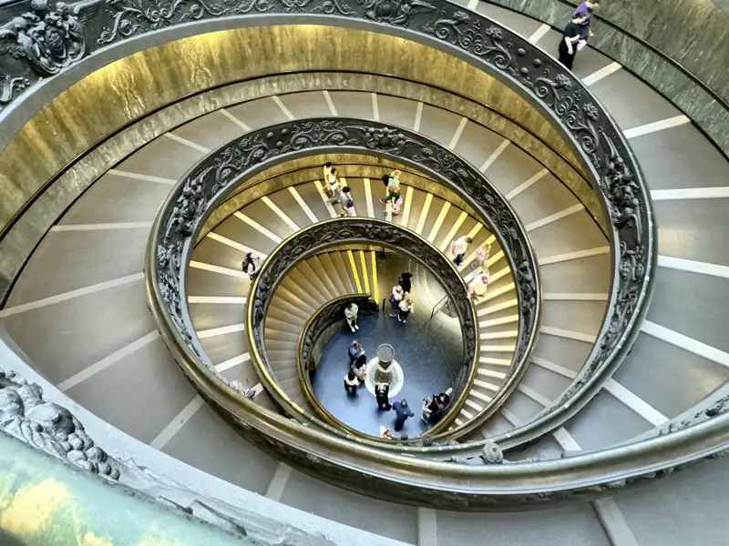 Alle Wege führen nach Rom, verschlungene Wege führen durch Rom - doch Ihre Studiosus-Reiseleiterin kennt sie, und lotst Sie auf unserer Städtereise zielsicher zu den Höhepunkten der Stadt.