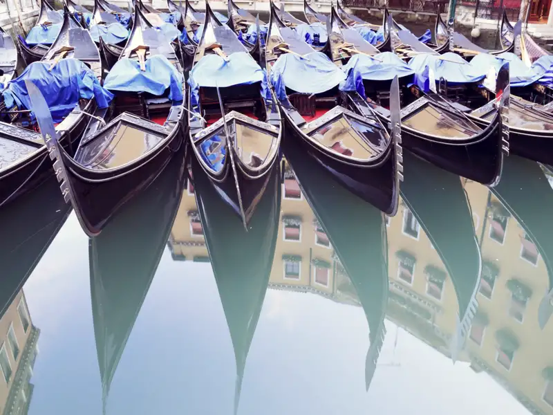 Allgegenwärtiges Detail in Venedig: die Gondeln, früher Haupttransportmittel in der Stadt, heute Vergnügen für Touristen – Zeit für eine Fahrt bleibt auf unserer Reise in kleiner Gruppe in die Lagunenstadt.