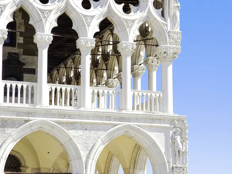 Auf unserer Venedig-Reise haben wir viel Zeit, die Highlights der Stadt zu genießen. Zum Beispiel die gotische Architektur des Dogenpalastes.