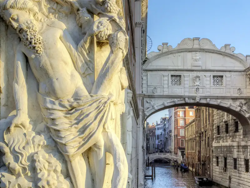 Im Rahmen unseres Besuchs des Dogenpalastes in Venedig werfen wir auch einen Blick auf die berühmte Seufzerbrücke.