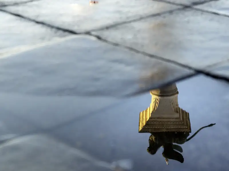 Er ist das Wahrzeichen Venedigs: der geflügelte Bronzelöwe auf der Markussäule. Bei Ihrer Venedig-Reise schlendern Sie unter den Schwingen des Goldenen Löwen in den Dogenpalast.