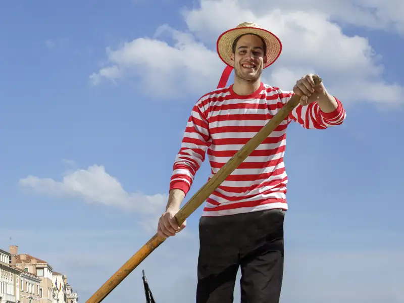 Es gibt sie nicht nur im Film, sondern auch im realen Leben, wie wir auf unserer Venedig-Reise feststellen: die freundlichen Gondolieri der Stadt.