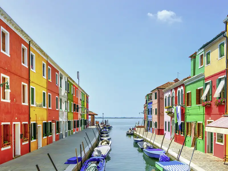 Bei einem Bootsausflug entdecken Sie bei dieser Studiosus-Reise die farbenfrohen Häuser auf der Insel Burano und kommen aus dem Sehen, Staunen und Fotografieren gar nicht mehr raus!