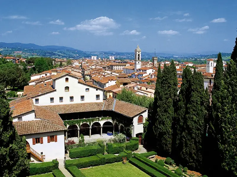 In der Villa Casagrande, einem Hotel mit viel Liebe zum Detail in Figline Valdarno, finden wir auf unserer Reise durch die Toskana Entspannung in romantischen Innenhöfen, im Park oder im Pool.