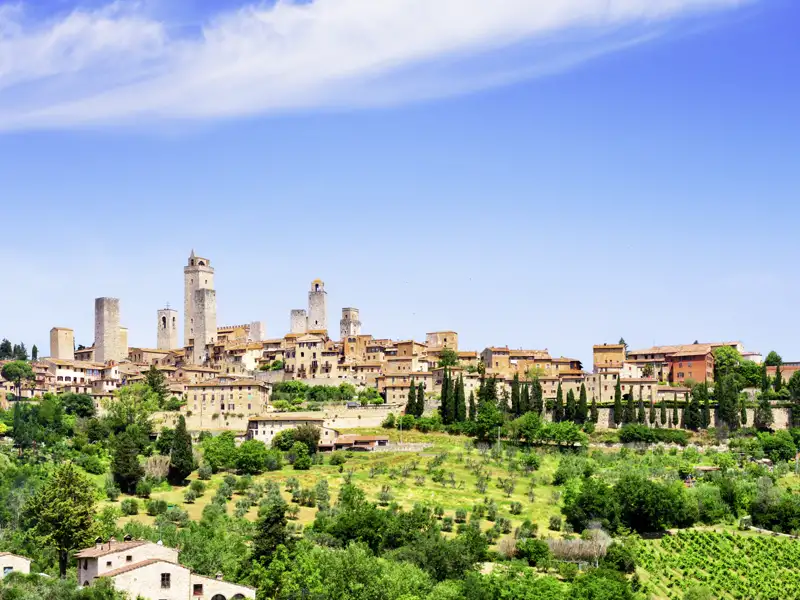 Auf dem Programm unserer Rundreise durch die Toskana steht ein Besuch in San Gimignano, der Stadt der Himmelsstürmer: Im „Manhattan des Mittelalters“ ermaß sich der Ruhm der Patrizierfamilien an der Höhe ihrer Turmbauten.