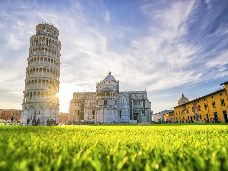 Eines der ganz großen Highlights unserer Gruppenreise in die Toskana ist der "Platz der Wunder" in Pisa: Auf einer weitläufigen Wiese verteilen sich die Taufkirche, die Kathedrale und natürlich der berühmte Schiefe Turm.