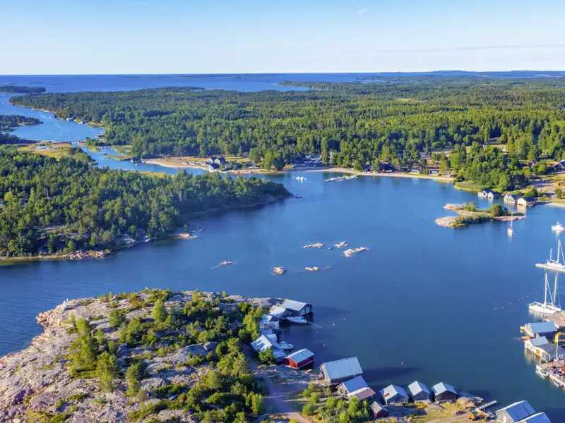 Entdecken Sie bei dieser Studienreise zu den Alandinseln in kleiner Gruppe die typische Landschaft der Schären mit bewaldeten Inseln, Wasserwegen und Bootshäusern.