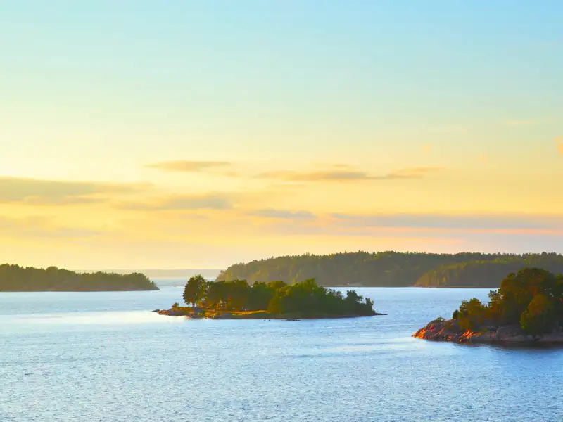 Während der Studienreise in kleiner Gruppe durch die Schärenwelt zwischen Schweden und Finnland haben Sie jeden Tag die Möglichkeit, diese Schärenlandschaft im Abendlicht zu geniessen.