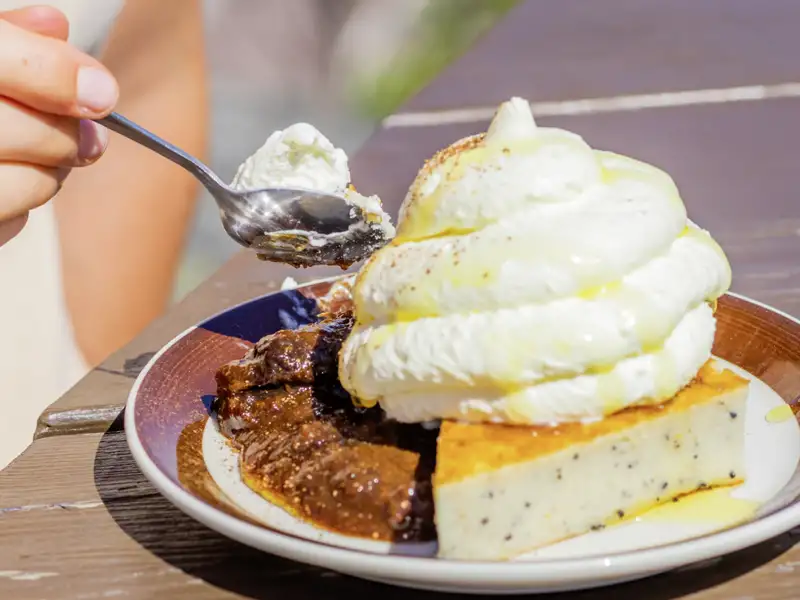 Bei der Studienreise in kleiner Gruppe zu den Alandinseln haben Sie auch die Gelegenheit, einen typischen Aland-Pfannkuchen  mit Sahne und Fruchtsoße zu probieren.