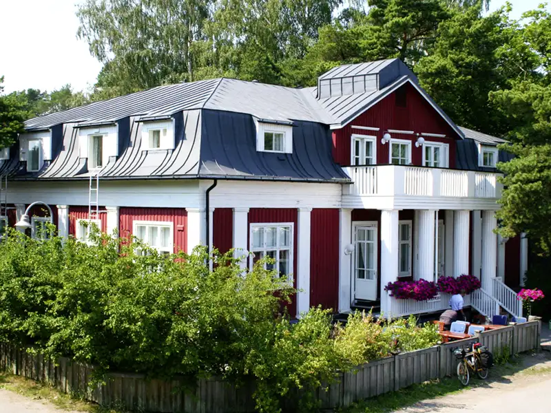 Highlights Ihrer Studienreise in kleiner Gruppe von Schweden bis Finnland sind auch die jeweiligen Unterkünfte. Hier Ihr Domizill im finnischen Ferienort Nagu: das Hotel Strandbo, ein hyggeliges Holzhaus mit nur 36 Zimmern.