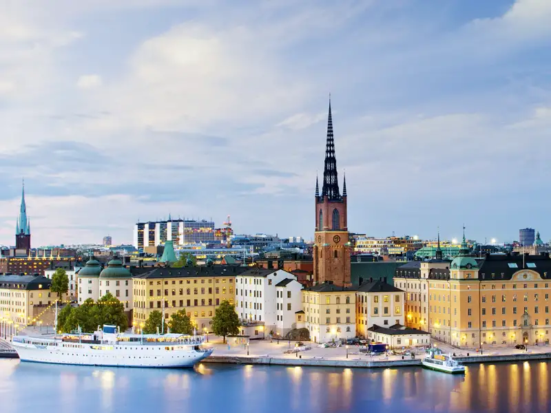 Stockholms Altstadt Gamla Stan vom Wasser aus gesehen. Genießen Sie einen ähnlich schönen Blick auf Stockholms Zentrum auf unserer Studienreise in kleiner Gruppe!