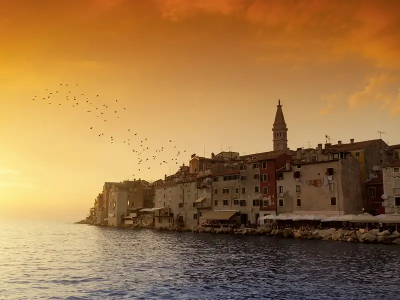 Stimmungsvolles Istrien, nicht erst abends, wenn die Sonne vor der Kulisse der istrischen Küstenstädte in der Adria versinkt - zu erleben auf unserer Reise mit der Kleingruppe durch Istrien.