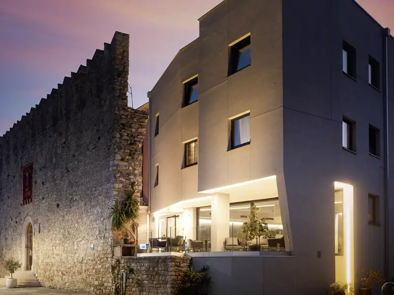 Auf unserer smart&small-Reise nach Triest und Istrien übernachten wir vier Nächte im Hotel Cittar in Novigrad. An der historischen Stadtmauer gelegen, vereint das Haus geschmackvoll Alt und Neu.
