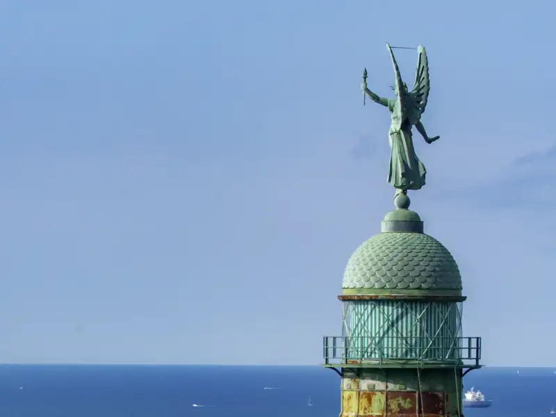 Der Leuchtturm Faro della Vittoria in Triest. Beim Rundgang durch die Stadt lassen wir uns auf unserer Studienreise in der Kleingruppe vom Habsburgererbe und dem italienischen Flair verzaubern.