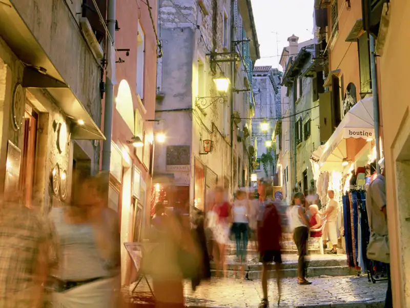 Auf unserer Triest- und Istrien-Reise finden Sie Zeit zum Flanieren durch die charmanten alten Städtchen - wie hier in Rovinj.