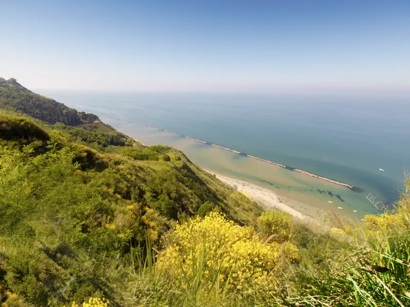Landschaftlich besonders reizvoll ist die Küste der Marken am Monte Conero. Auf unserer smart&small-Rundreise haben wir Zeit, die Schönheit der Gegend zu genießen.